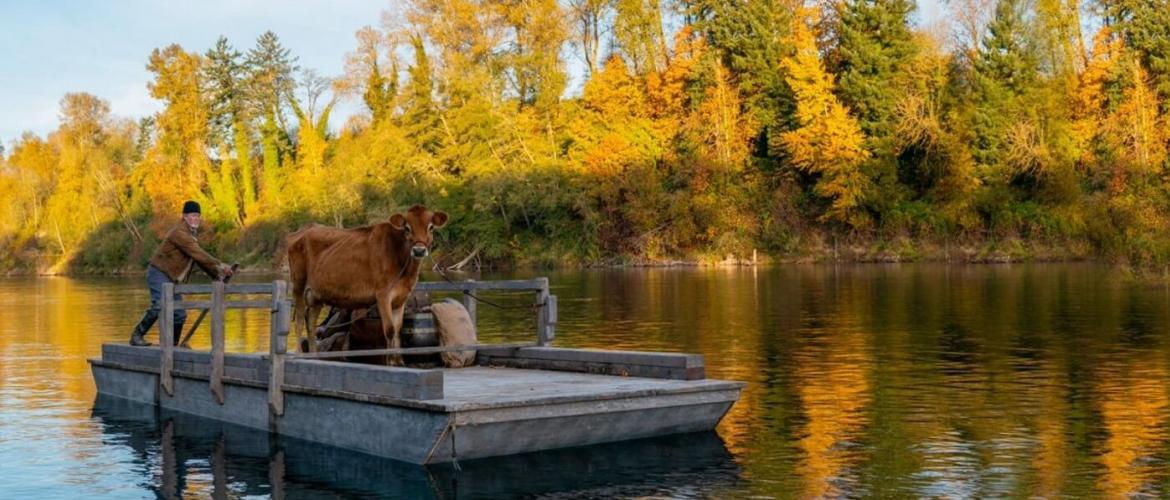 First Cow hombre en una balsa con una vaca