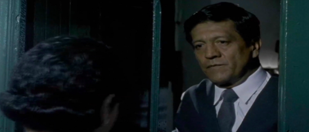Película Historia del baúl rosado Hombre abriendo una puerta