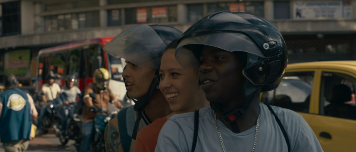 Película La ciudad de las fieras tres jóvenes montando en una moto