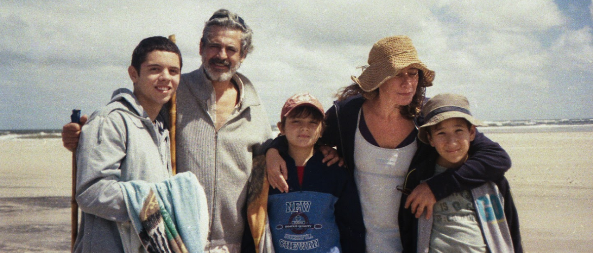 Película Las vacaciones de Hilda Familia posando para una foto